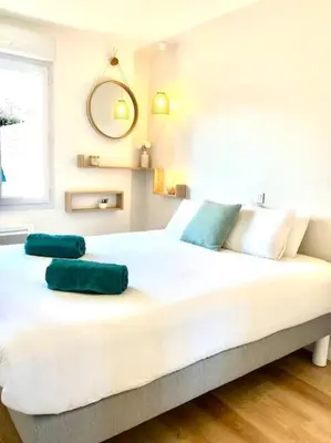 Un ou plusieurs lits dans un hébergement de l'établissement Maison spacieuse avec jardin à 25min des Sables