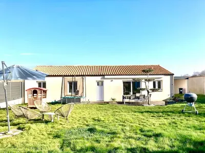 Jardin de l'établissement Maison spacieuse avec jardin à 25min des Sables