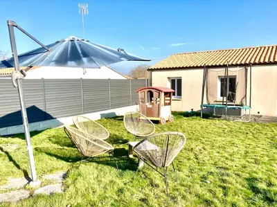 Jardin de l'établissement Maison spacieuse avec jardin à 25min des Sables