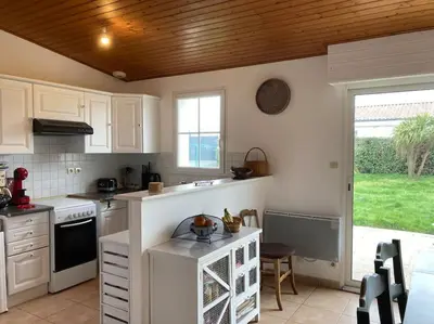 Cuisine ou kitchenette dans l'établissement Maison calme avec garage et jardin clos avec ménage inclus
