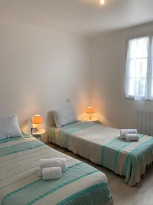 Un ou plusieurs lits dans un hébergement de l'établissement Maison calme avec garage et jardin clos avec ménage inclus