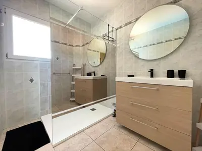 Salle de bains dans l'établissement villa spacieuse avec piscine, jacuzzi