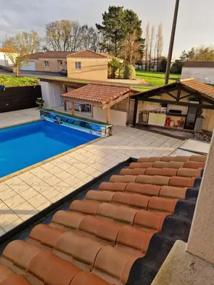 Piscine de l'établissement villa spacieuse avec piscine, jacuzzi ou située à proximité