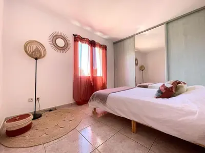 Un ou plusieurs lits dans un hébergement de l'établissement villa spacieuse avec piscine, jacuzzi