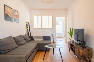 Télévision ou salle de divertissement dans l'établissement T2 cosy à deux pas de la gare
