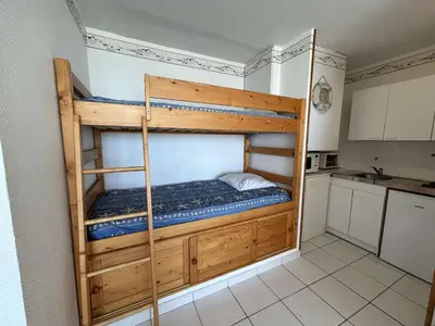 Un ou plusieurs lits dans un hébergement de l'établissement Studio bord de mer avec balcon à Saint-Jean-de-Monts - FR-1-224C-306