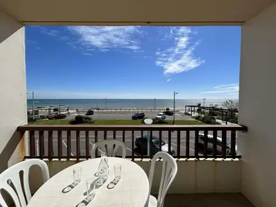 Vue générale sur la mer ou vue sur la mer prise depuis l'appartement