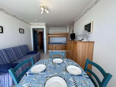 Télévision ou salle de divertissement dans l'établissement Studio bord de mer avec balcon à Saint-Jean-de-Monts - FR-1-224C-306