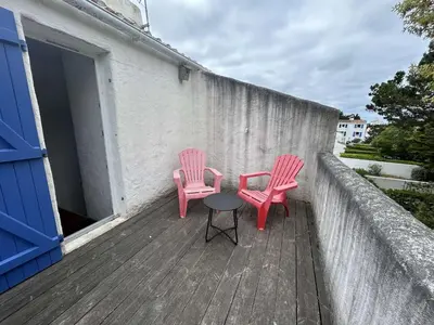 Balcon ou terrasse dans l'établissement Maison familiale pour 8 avec terrasse, à 300m de la plage - La Guérinière - FR-1-224B-228