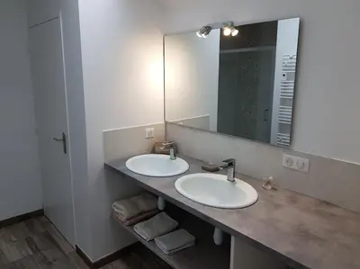 Salle de bains dans l'établissement Gîte à Saint André des Eaux