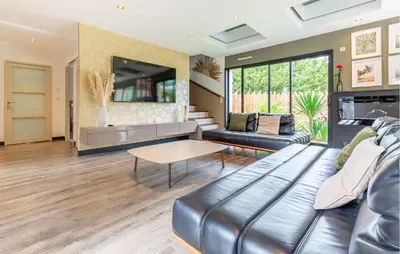 Coin salon dans l'établissement Modern Villa With Private Pool