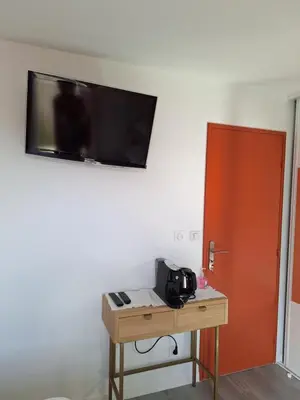 Télévision ou salle de divertissement dans l'établissement Saint Jo Verte, chambre d' hôte Quartier Beaujoire Parc des expositions Parc Floral