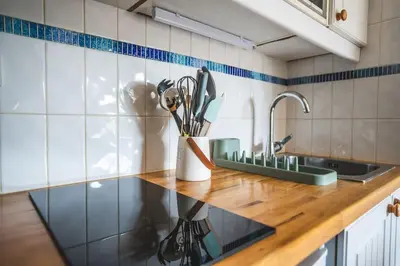 Cuisine ou kitchenette dans l'établissement Maison L oree du Golf