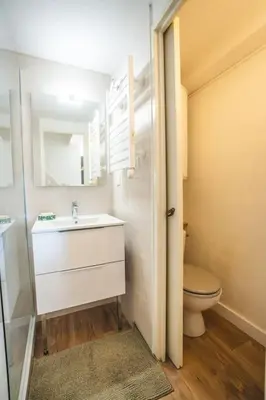 Salle de bains dans l'établissement Maison L oree du Golf