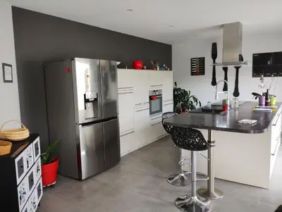 Cuisine ou kitchenette dans l'établissement Très belle maison avec SPA extérieur