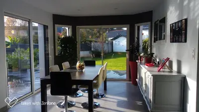 Coin salon dans l'établissement Très belle maison avec SPA extérieur
