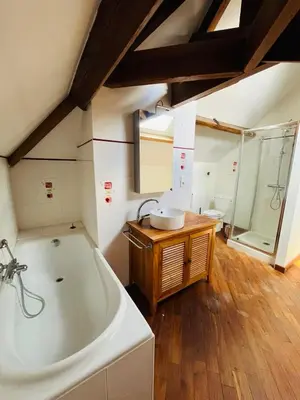 Salle de bains dans l'établissement Logement 4 pers - Cœur de ville - calme - boîte à clé arrivée autonome à partir de 16h00 départ 11h00