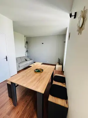 Coin salon dans l'établissement Logement 4 pers - Cœur de ville - calme - boîte à clé arrivée autonome à partir de 16h00 départ 11h00