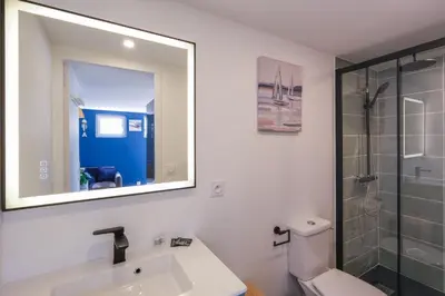 Salle de bains dans l'établissement La Maritime - Vue port, 50 m de la plage de la baie