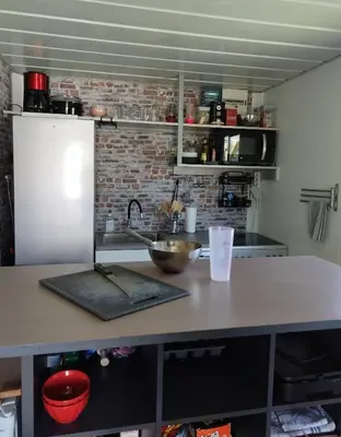 Cuisine ou kitchenette dans l'établissement La tente de l'atelier de la Gare