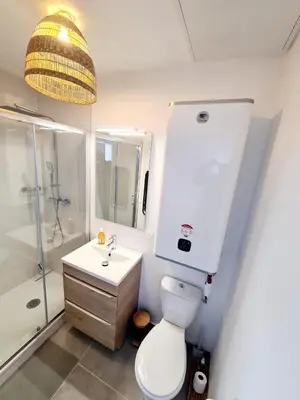 Salle de bains dans l'établissement Le Nid Chalonnais