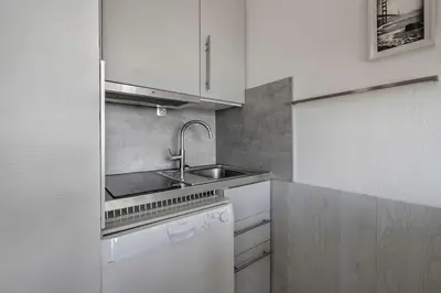 Cuisine ou kitchenette dans l'établissement Appart avec terrasse et vue mer - 30m de la plage