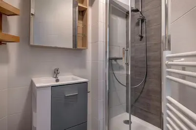 Salle de bains dans l'établissement Appart avec terrasse et vue mer - 30m de la plage
