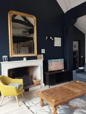 Coin salon dans l'établissement Maison de charme avec piscine en partage