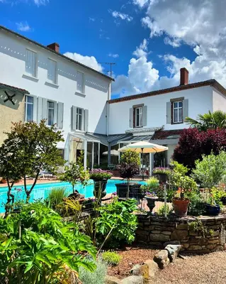 Piscine de l'établissement Le Relais du Puy ou située à proximité