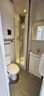 Salle de bains dans l'établissement Studio 30m plage - Marina 5 - 31 allée des pinons - 1-1