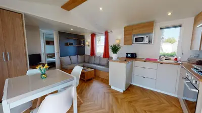 Cuisine ou kitchenette dans l'établissement Mobil Home avec Clim La Plage