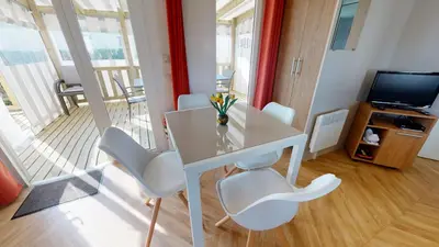 Télévision ou salle de divertissement dans l'établissement Mobil Home avec Clim La Plage