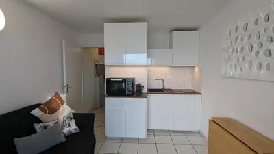 Cuisine ou kitchenette dans l'établissement Appartement vue mer - accès direct à la plage - 4 à 5 personnes