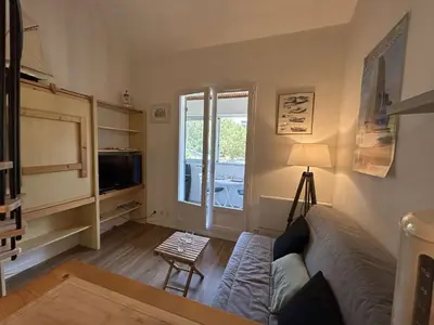 Télévision ou salle de divertissement dans l'établissement Charmant T2 à 1200m de la plage avec balcon, parking privé et ménage inclus à Saint-Jean-de-Monts - FR-1-224C-312