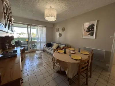 Coin salon dans l'établissement Appartement 2 pièces avec loggia, à 100m de la plage - 4 couchages, TV, lave-linge, proche commerces - FR-1-224C-311
