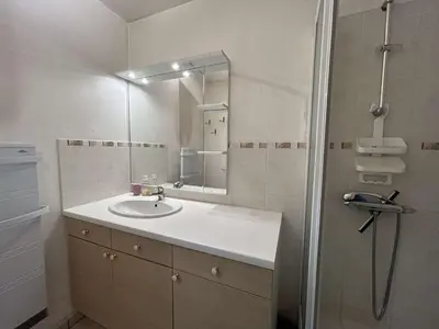 Salle de bains dans l'établissement Appartement 2 pièces avec loggia, à 100m de la plage - 4 couchages, TV, lave-linge, proche commerces - FR-1-224C-311