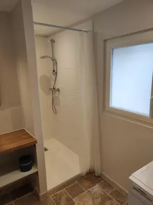 Salle de bains dans l'établissement Les Gîtes du Lac - L'Ecurie - Maison 2 chambres 60m2 - Proche Nantes avec Terrasse
