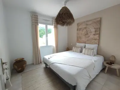 Un ou plusieurs lits dans un hébergement de l'établissement Maison de vacances, cosy, bohème chic, avec jardin!