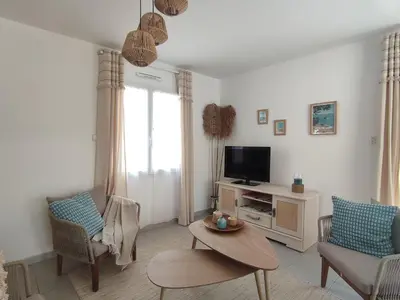 Télévision ou salle de divertissement dans l'établissement Maison de vacances, cosy, bohème chic, avec jardin!