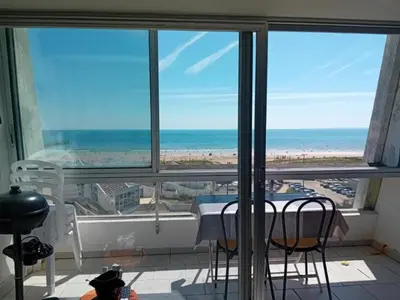 Vue générale sur la mer ou vue sur la mer prise depuis l'appartement