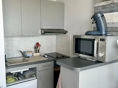 Cuisine ou kitchenette dans l'établissement Appartement 2 chambres avec parking à St Jean de Monts, accès direct plage - FR-1-652-45