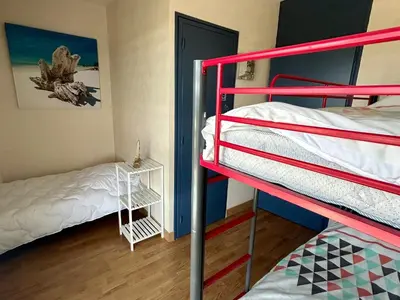 Un ou plusieurs lits dans un hébergement de l'établissement Appartement 2 chambres avec parking à St Jean de Monts, accès direct plage - FR-1-652-45