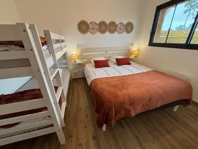 Un ou plusieurs lits dans un hébergement de l'établissement Maison du Bois, pinède et océan