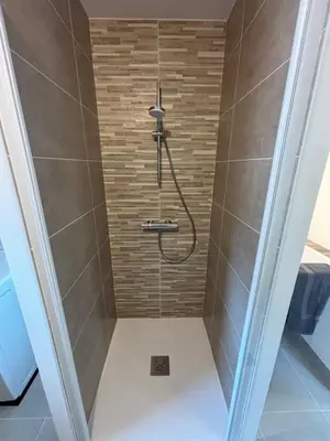 Salle de bains dans l'établissement Maison du Bois, pinède et océan