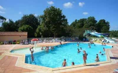 Piscine de l'établissement ZEcamping 4 familial pet friendly restaurant et espace aquatique ou située à proximité