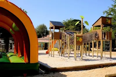 Aire de jeux pour enfants de l'établissement Camping 4 étoiles - Parc aquatique - efciab
