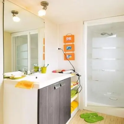 Salle de bains dans l'établissement ZEcamping 4 animé animaux acceptés avec piscine couverte et bar