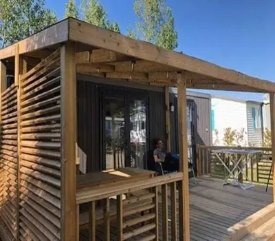 Balcon ou terrasse dans l'établissement ZEcamping 4 animé animaux acceptés avec piscine couverte et bar
