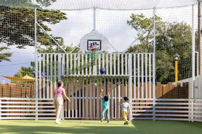 Aire de jeux pour enfants de l'établissement ZEcamping 4 jacuzzi piscine chauffée à 1km de la plage pet friendly