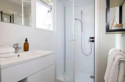 Salle de bains dans l'établissement ZEcamping 4 jacuzzi piscine chauffée à 1km de la plage pet friendly